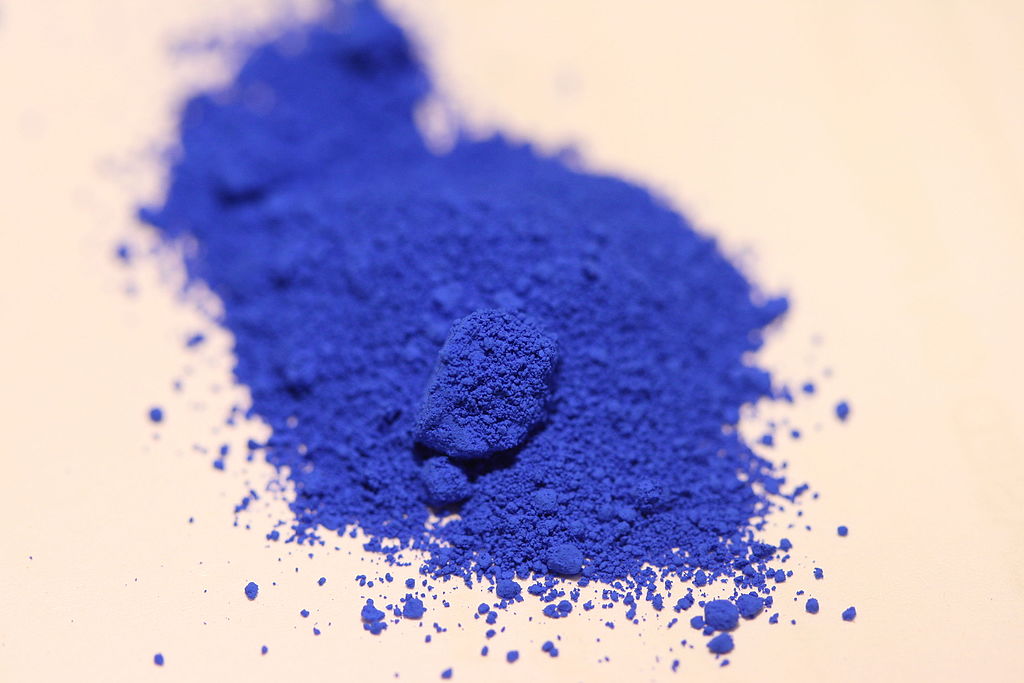 Intensives Blau - das Markenzeichen von Yves Klein, blaues Pigmentpulver 