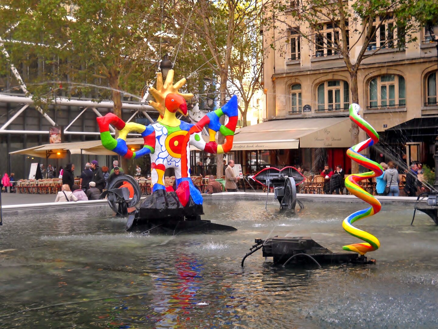 Die schießende Feministin: Niki de Saint Phalle
, paris, Brunnen neben Centre pompidou, nanas und kinetische Figuren im wasser