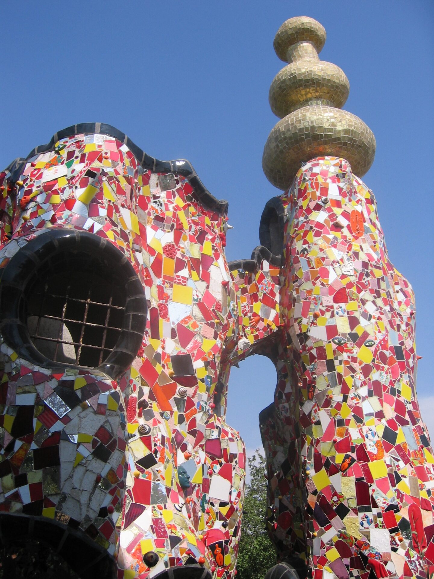   Die schießende Feministin: Niki de Saint Phalle
Tarotgarten, grosse begehbare Skulptur mit bunten Mosaiken, Toskana park niki de Saint hphalle 