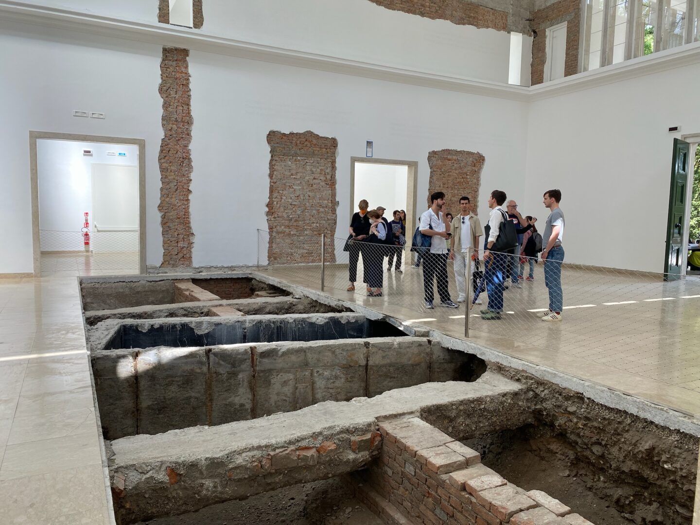 Der Deutsche Pavillon in Venedig, 2022, Innenansicht, Löcher in Wänden und im Boden, Maria Eichhorn, Relocating a Structure