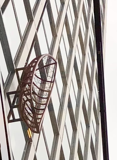 Kunst in Frankfurts neuem Hochhaus,  Chiharu Shiota im WINX Tower, boot an der Fassade