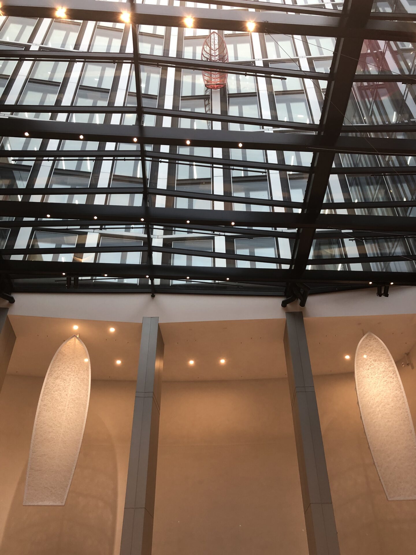 Kunst in Frankfurts neuem Hochhaus, Kostenlos Kunst in Frankfurt genießen – Chiharu Shiota im WINX Tower, Boot an der Fassade