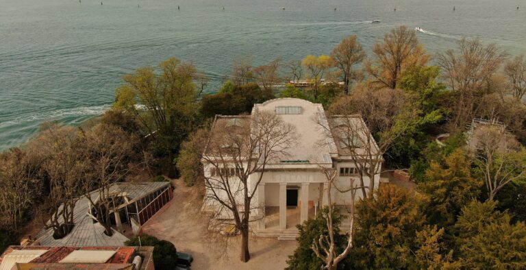 Der Deutsche Pavillon in Venedig von oben, an der Lagune