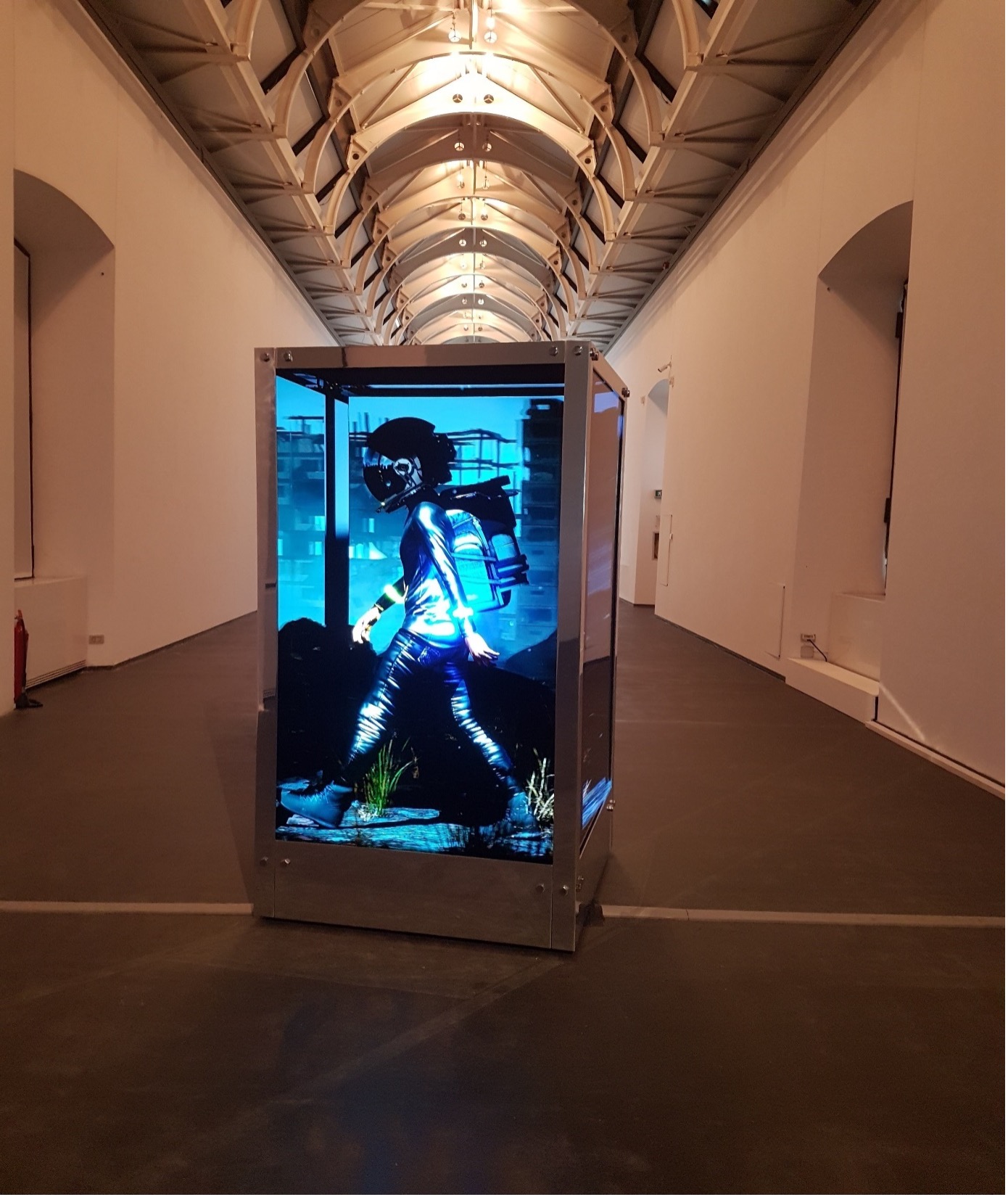 Michael Winkelmann Hologramm, Italien Castello di Rivoli, Astronaut im Glaskasten, zeitgenössische Kunst