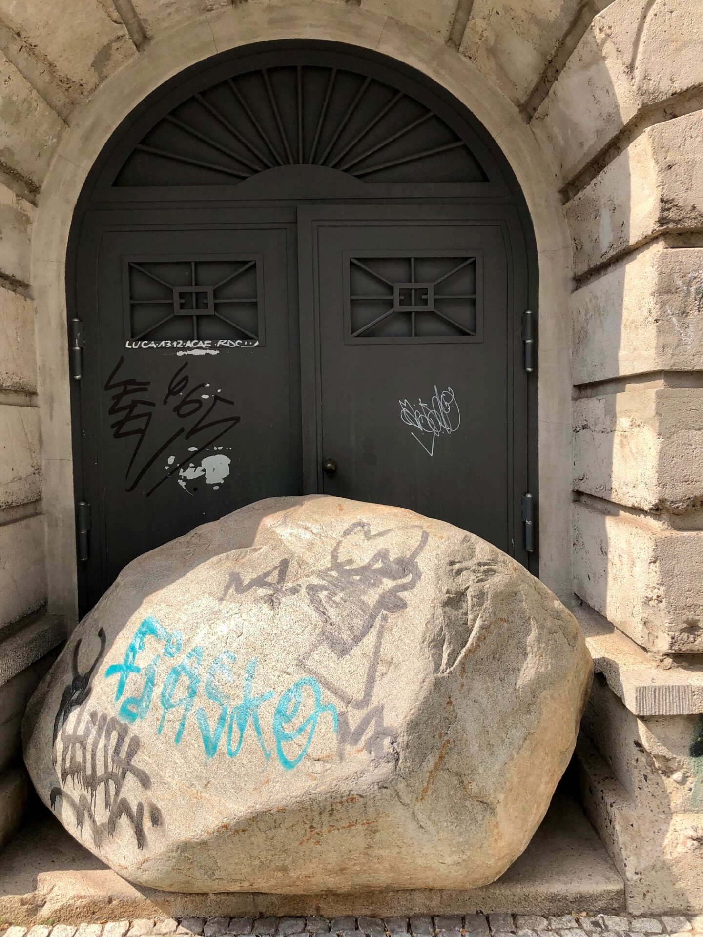 Eingangsfür vom Bunker, Fels vor der Tür, Botos Bunker in Berlin, Graffiti
