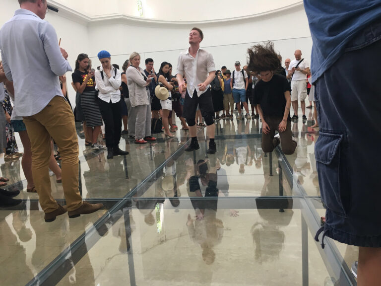 anne imhof, deutscher pavillon venedig biennale 2017, goldener Löwe, Performance, subkulpurig
