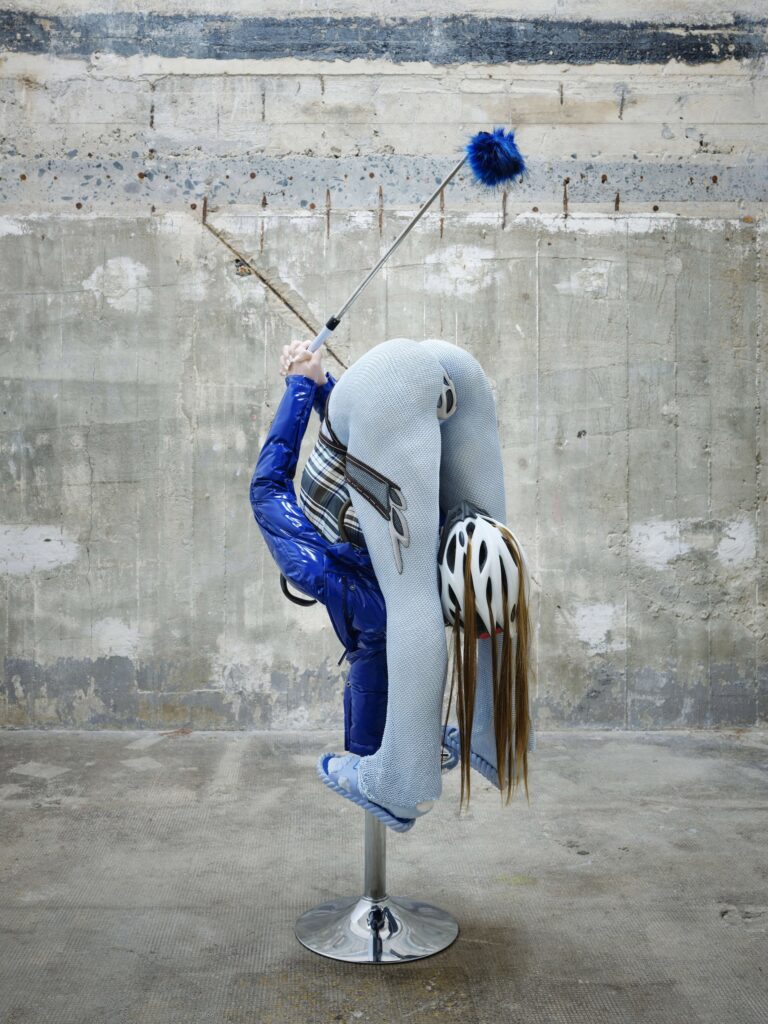 Sexpuppe, Anna Uddenberg, Berghain kunst, Berlin: Zeitgenössische Kunst im Boros Bunker, Selfie stick, Stripper Stange 