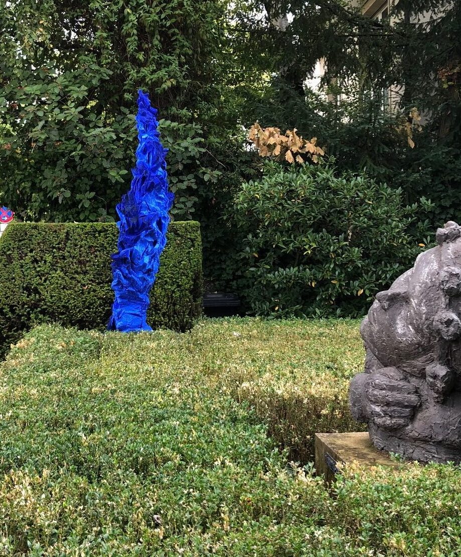 Stefan Pietryga, blaue Pappel und Wanda Pratscheke, Traum, Vorgarten der Galerie KunstRaum Bernusstraße, Frankfurt, Garten