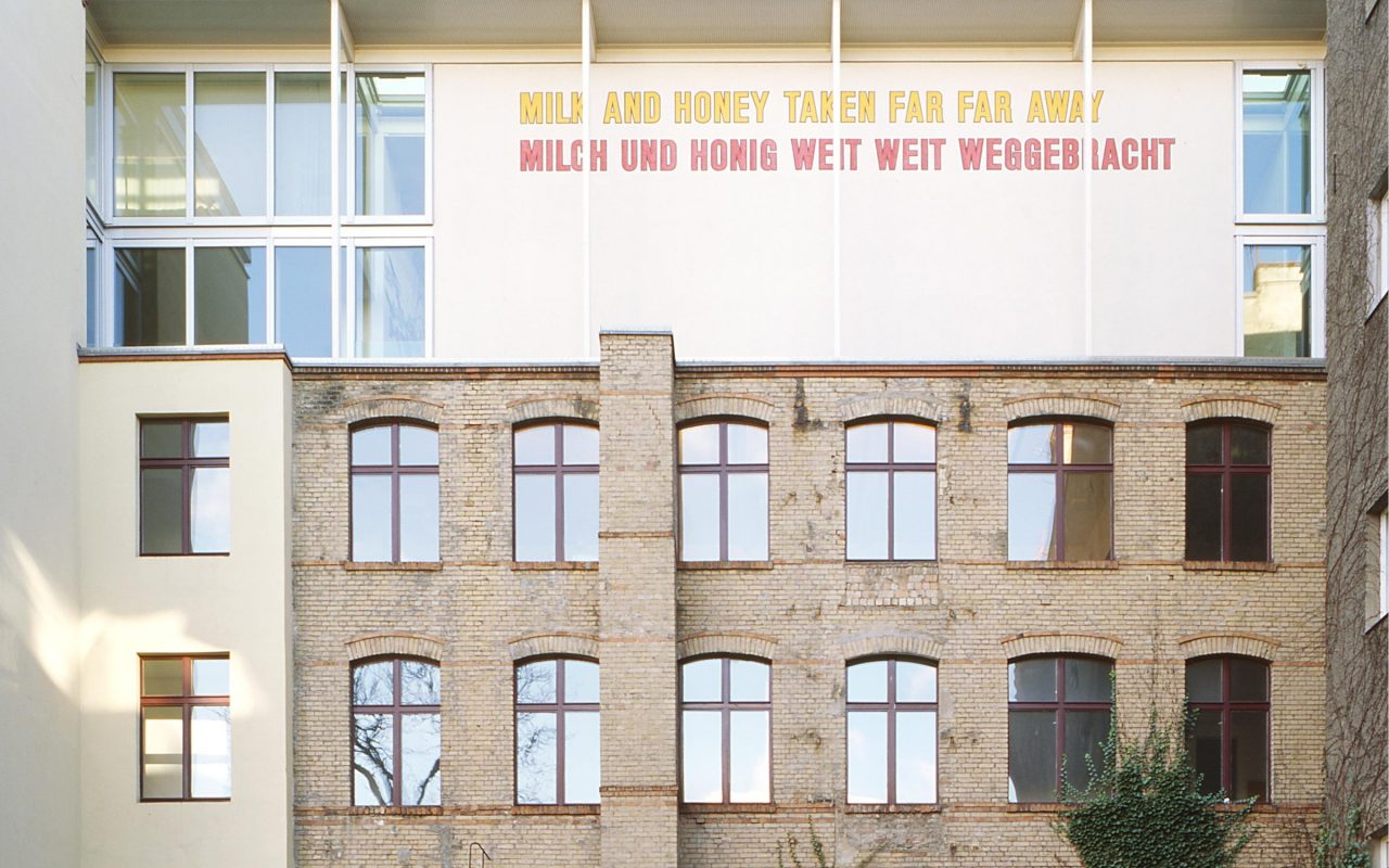 Sammlung Hoffmann in Berlin – nur noch kurze Zeit, Fassade mit Lawrence Weiner, MILK AND HONEY TAKEN FAR FAR AWAY