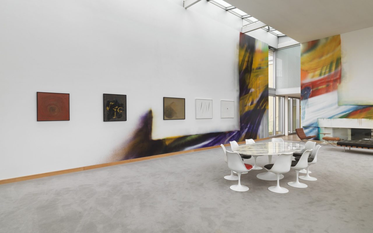 Sammlung Hoffmann in Berlin – nur noch kurze Zeit, Wohnzimmer mit Malerei von Katharina Grosse, Designerstühle,