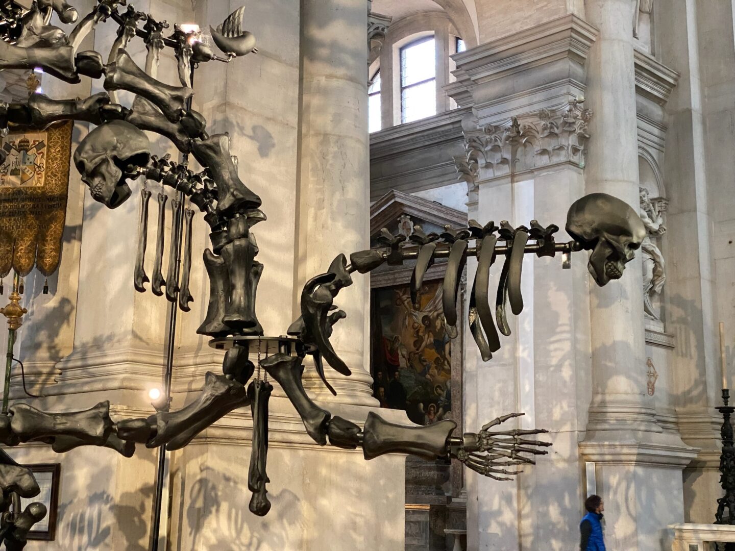 Ai Weiwei, La Commedia Umana, 2022, Installation in San Giorgio Maggiore, schwarzer Glasleuchter, Muranoglas, Kronleuchter, Knochen, Totenköpfe aus Glas, Ai Weiwei in Venedig