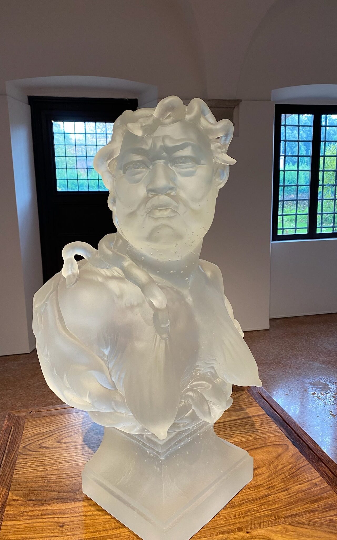 Ai Weiwei in Venedig Artist in Invidia, 2022, Installation in San Giorgio Maggiore, Büste aus Glas, Schlangen, Kussmund, schlappe brüste 