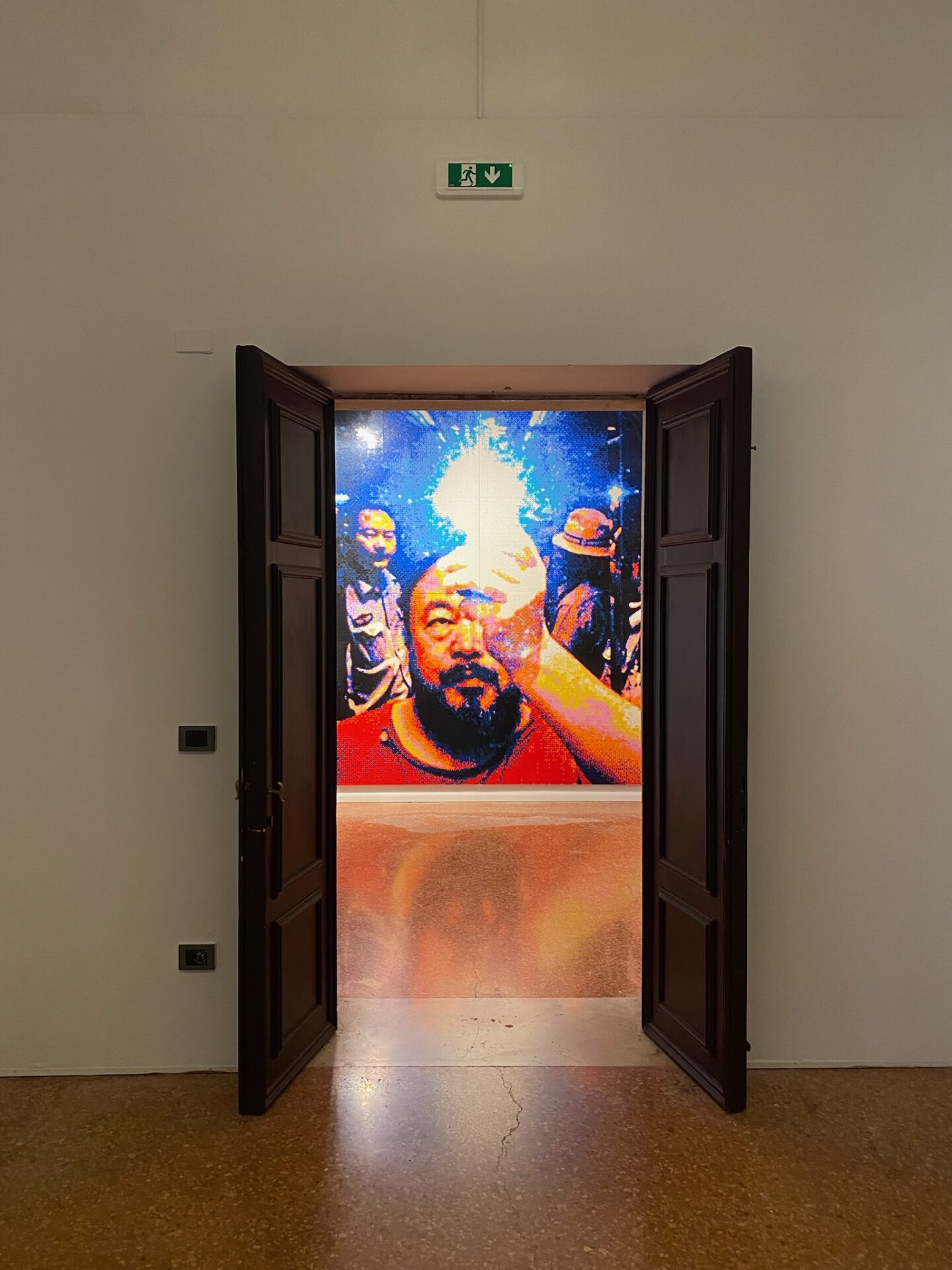 Ai Weiwei, legobild, festnahme in 2011 Selfie, 2022, Installation in San Giorgio Maggiore, 