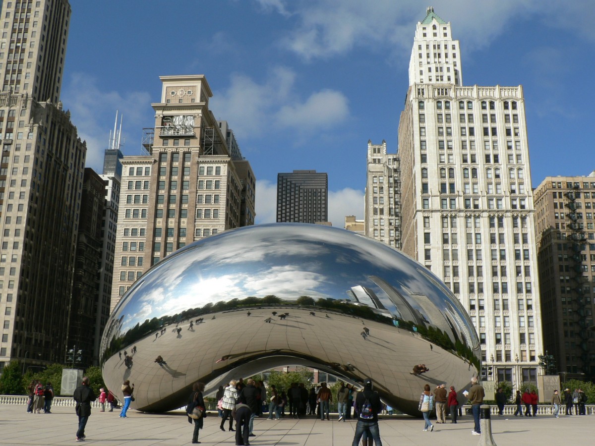 Anish Kapos, Cloud, Chicago, riesige Skulptur im öffentlichen Raum, Spiegelobjekt, Ufo vor Hochhäusern