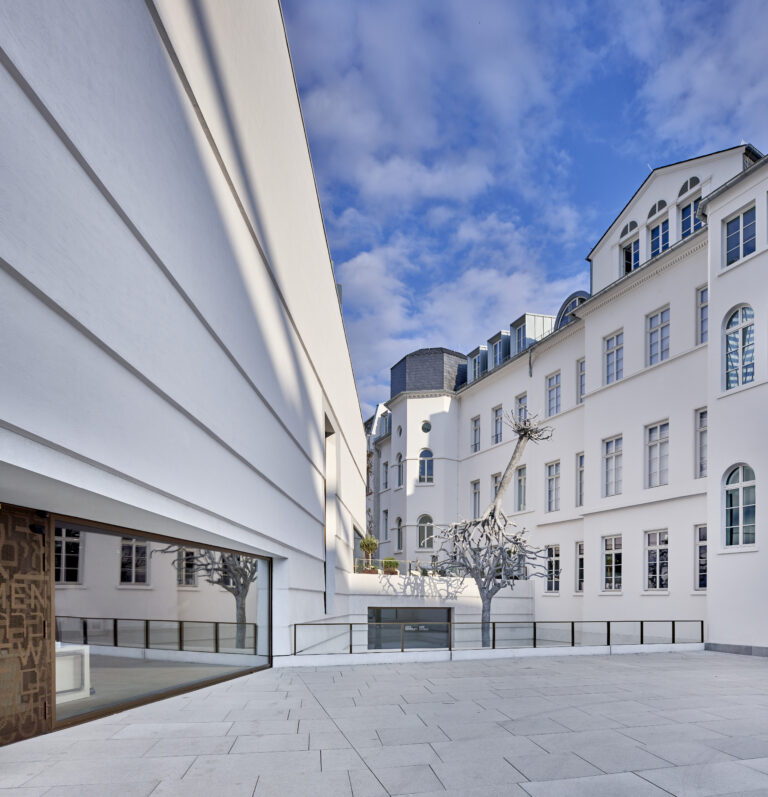 Jüdisches Museum Frankfurt, Bertha-Pappenheim-Platz, Rothschild-Palais, Lichtbau, Skulptur aus zwei übereinander gestapelten Blumen am Ende des dreieckigen Platzes, Ariel Schlesinger