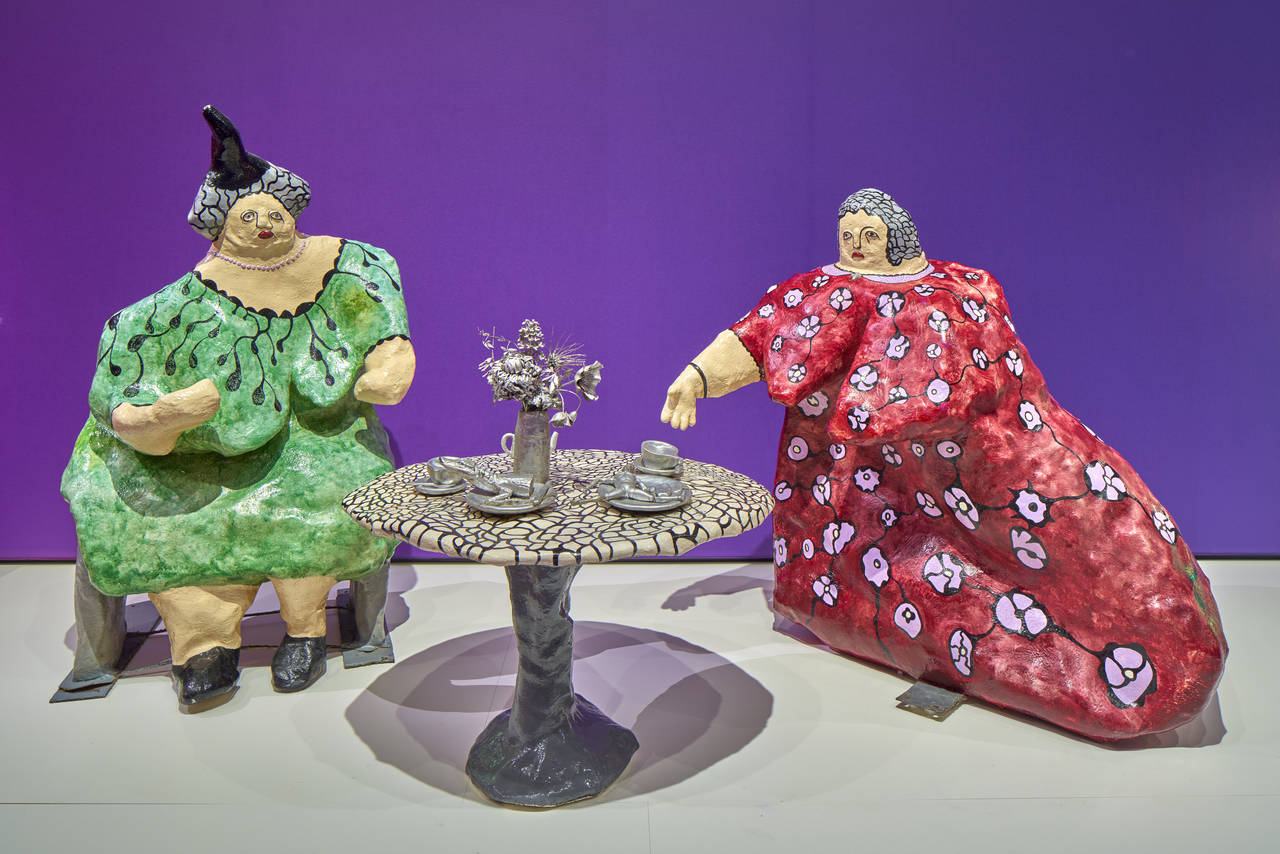 2 alternde Frauen Skulpturen beim kaffeetrrinken, rotes Kleid, grünes Kleid, platte brüste, unzufriedene Gesichter 