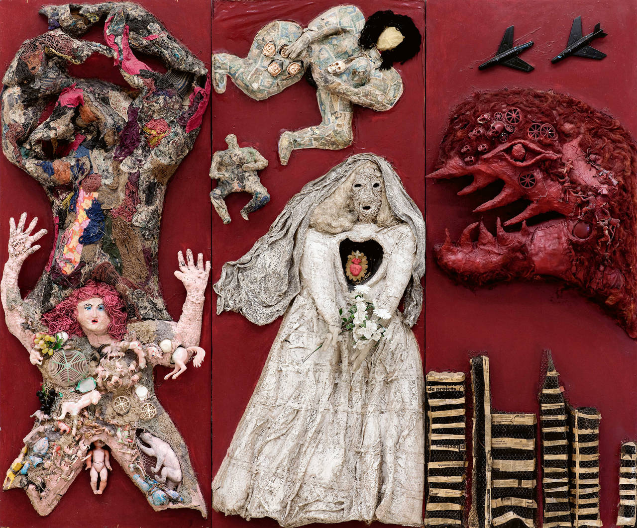 Assemblage auf rotem Hintergrund, Niki de Saint Phalle, Godzilla, Altar der Frauen, braut, prostituierte, Bedrohung 