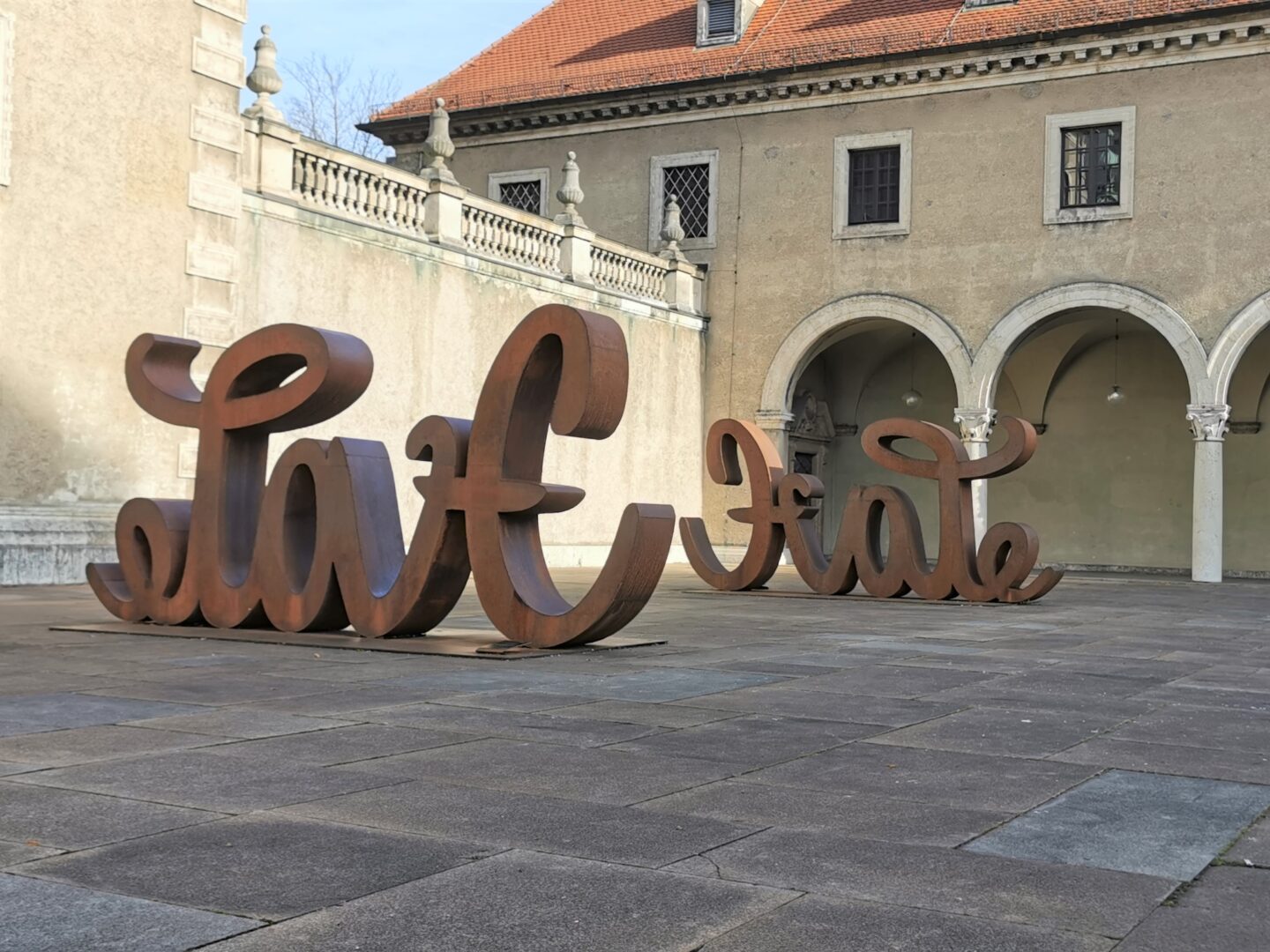 love Hate sculpture in München, Mia Weiss, 2 Ambrigramme, 