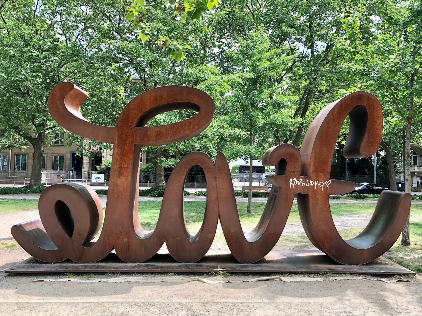 Mia Weiss, Love Hate, 2019, Frankfurt Senckenberganlage, Foto: Britta Kadolsky, Skulptur aus Stahl, rostige Schrift, Ambigramm