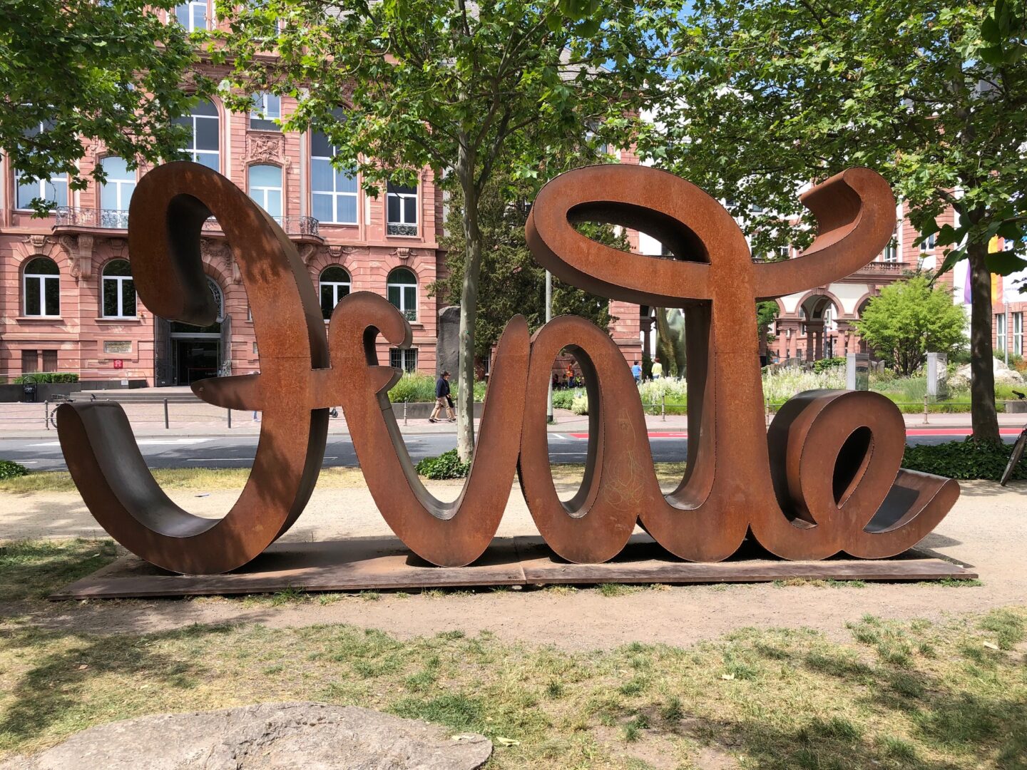 Mia Weiss, Love Hate, 2019, Frankfurt Senckenberganlage, Foto: Britta Kadolsky, Skulptur aus Stahl, rostige Schrift, Ambigramm