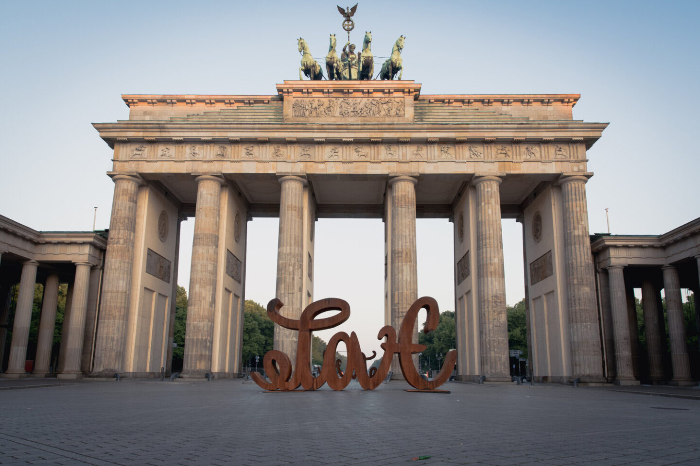 ambigrams love hate, berlin, rostige Schrift aus stahl vor dem Brandenburger Tor, Mai weiss 