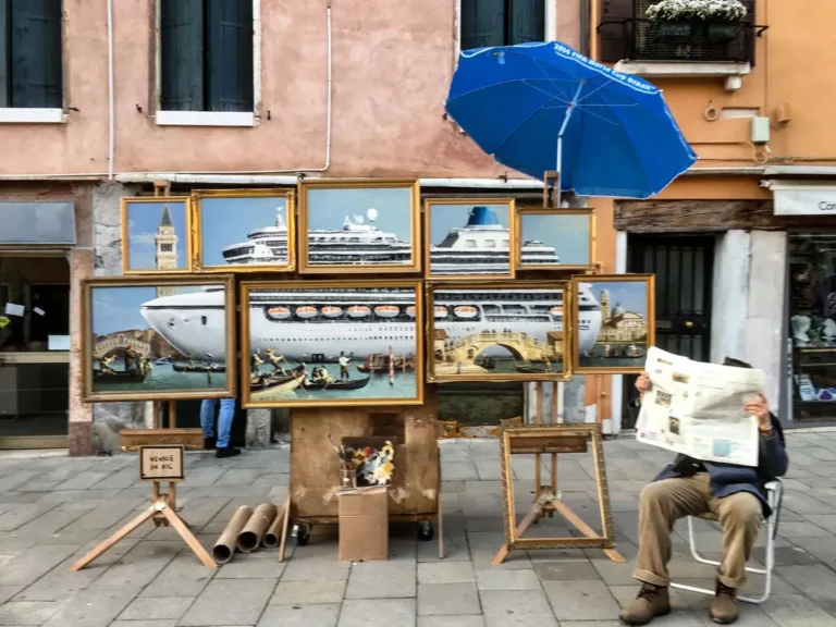 Banksys künstlerischer Aktivismus begeistert die Welt – Graffiti oder Kunst? | Was kann Kunst Banksys künstlerischer Aktivismus begeistert die Welt – Graffiti oder Kunst? Venedig, 9 bilder ergeben 1, Kreuzfahrtschiff durch den Canal Grande,