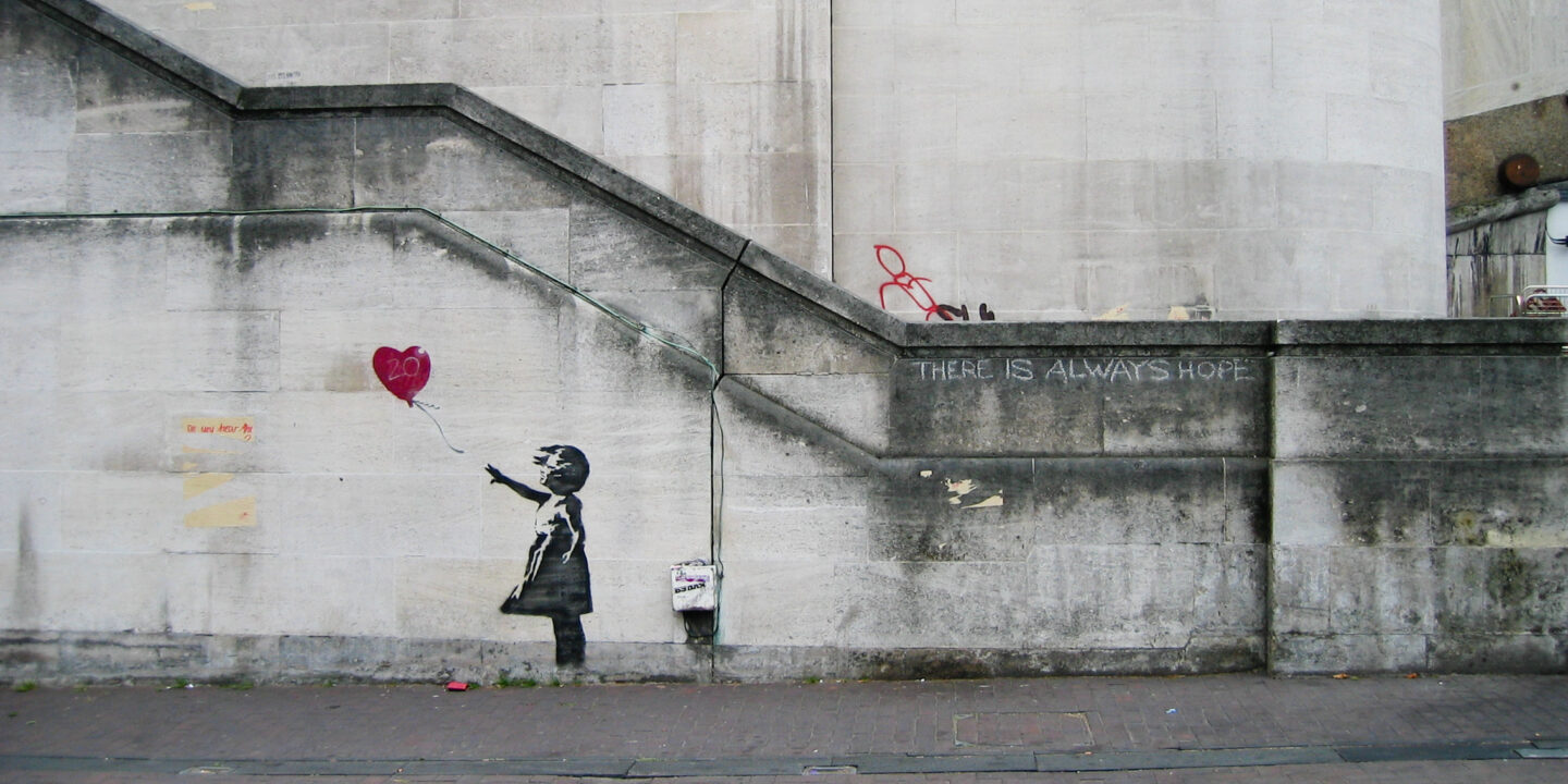 Banksys künstlerischer Aktivismus begeistert die Welt – Graffiti oder Kunst?  girl with balloon, schwarz weis graffito auf Brücke, Mädchen verliert ballon in Herzform
