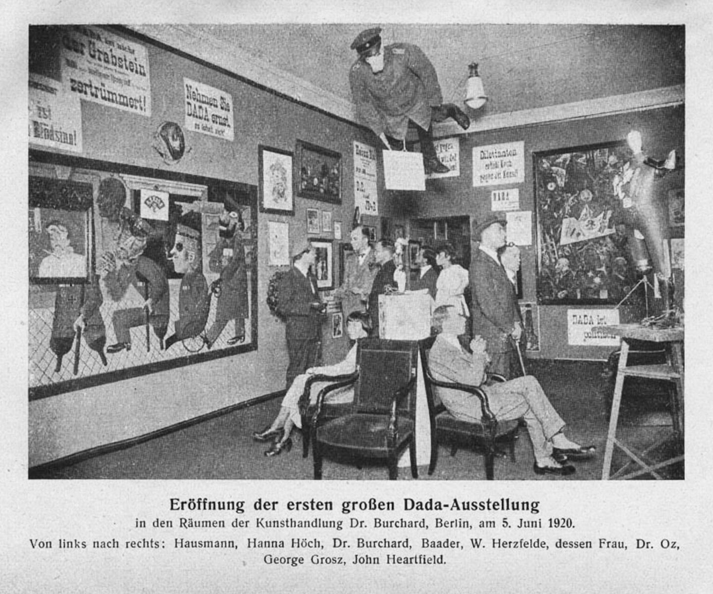 Zeitungsausschnitt, Foto schwarzweiß der ersten großen dada-Ausstellung in Berlin 1920, Collagen als Sprache des Dadaismus: Die avantgardistische Kunst von Hannah Höch
