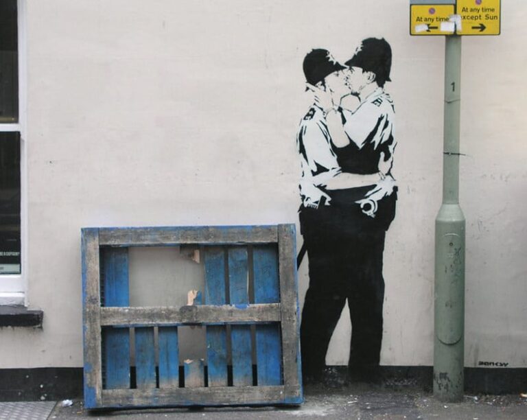 Banksys künstlerischer Aktivismus begeistert die Welt – Graffiti oder Kunst? | Was kann Kunst Banksys künstlerischer Aktivismus begeistert die Welt – Graffiti oder Kunst? Kissing cops, Brighton, Wandbild, Banksy Graffiti