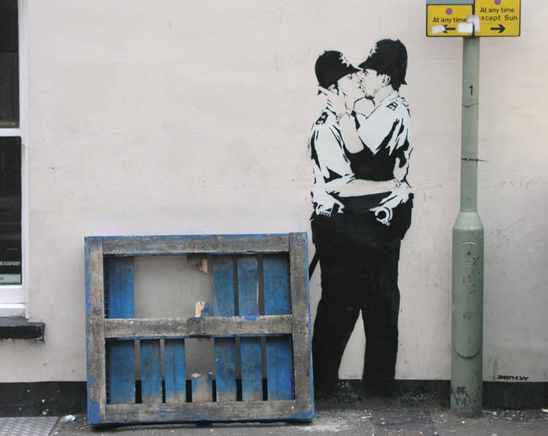 Banksys künstlerischer Aktivismus begeistert die Welt – Graffiti oder Kunst? Kissing cops, Brighton, Wandbild, Banksy Graffiti 