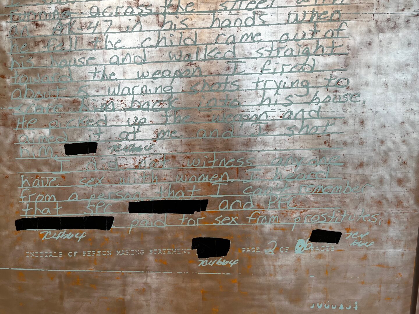Sprachgewaltig und gesellschaftskritisch: Jenny Holzers Textkunst, Machtmissbrauch im Krieg, irakische Gefangene klagen US Soldaten wegen Misshandlung an, geheime Dokumente vom US Militär
