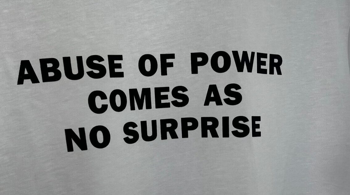 Sprachgewaltig und gesellschaftskritisch: Jenny Holzers Textkunst, text auf shirt, abuse of power comes as no surprise, Machtmissbrauch ist keine Überraschung