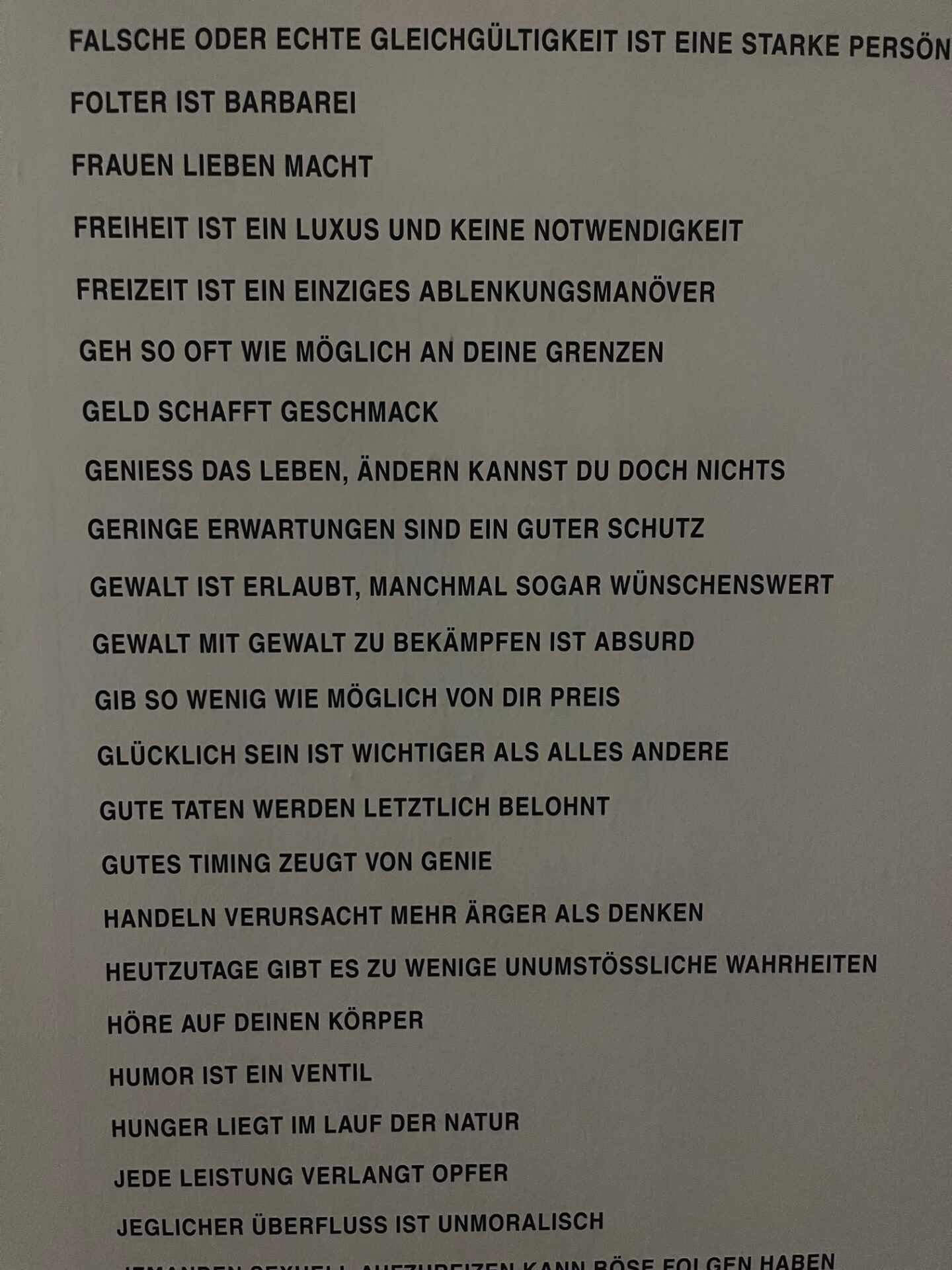 Sprachgewaltig und gesellschaftskritisch: Jenny Holzers Textkunst, truisms, Binsenweisheiten, Plakate mit text
