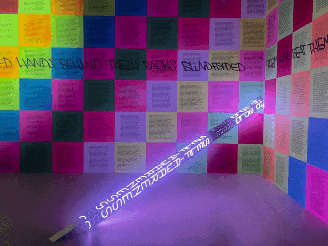 git mit LED Laufband mit Text Nachrichten, Sprachgewaltig und gesellschaftskritisch: Jenny Holzers Textkunst, farbige Wände mit Textbotschaften im K21 in Düsseldorf,