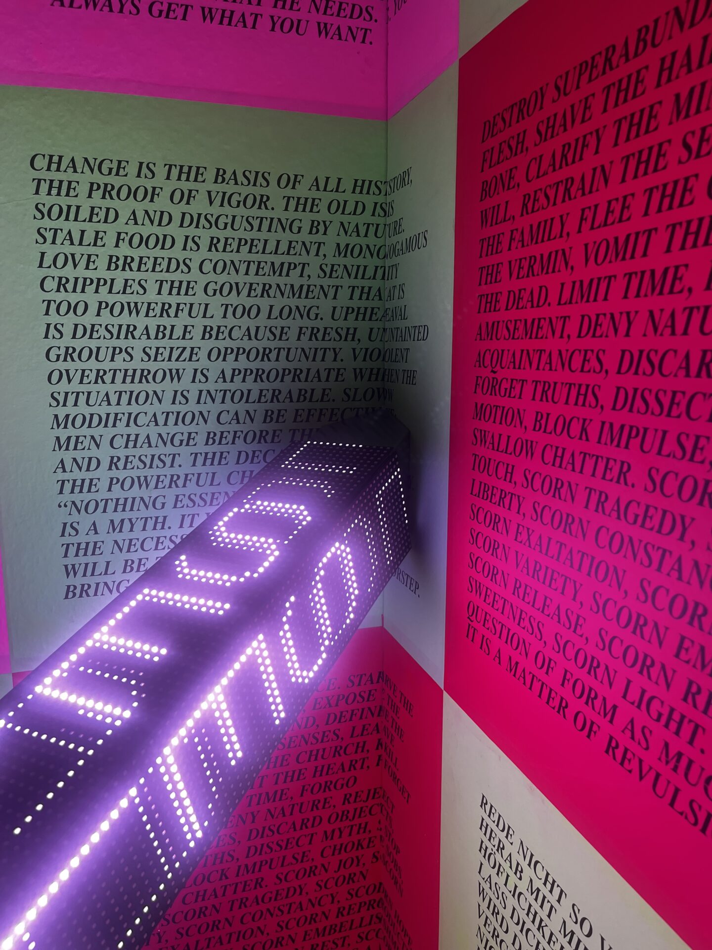 Jenny Holzers Textkunst, farbige wände mit text und farbiges LED-BAnk