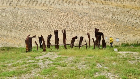 Himmelhoch und abgrundtief – Paradisos Skulpturenpark in Matera, Tümmer von Ground Zero