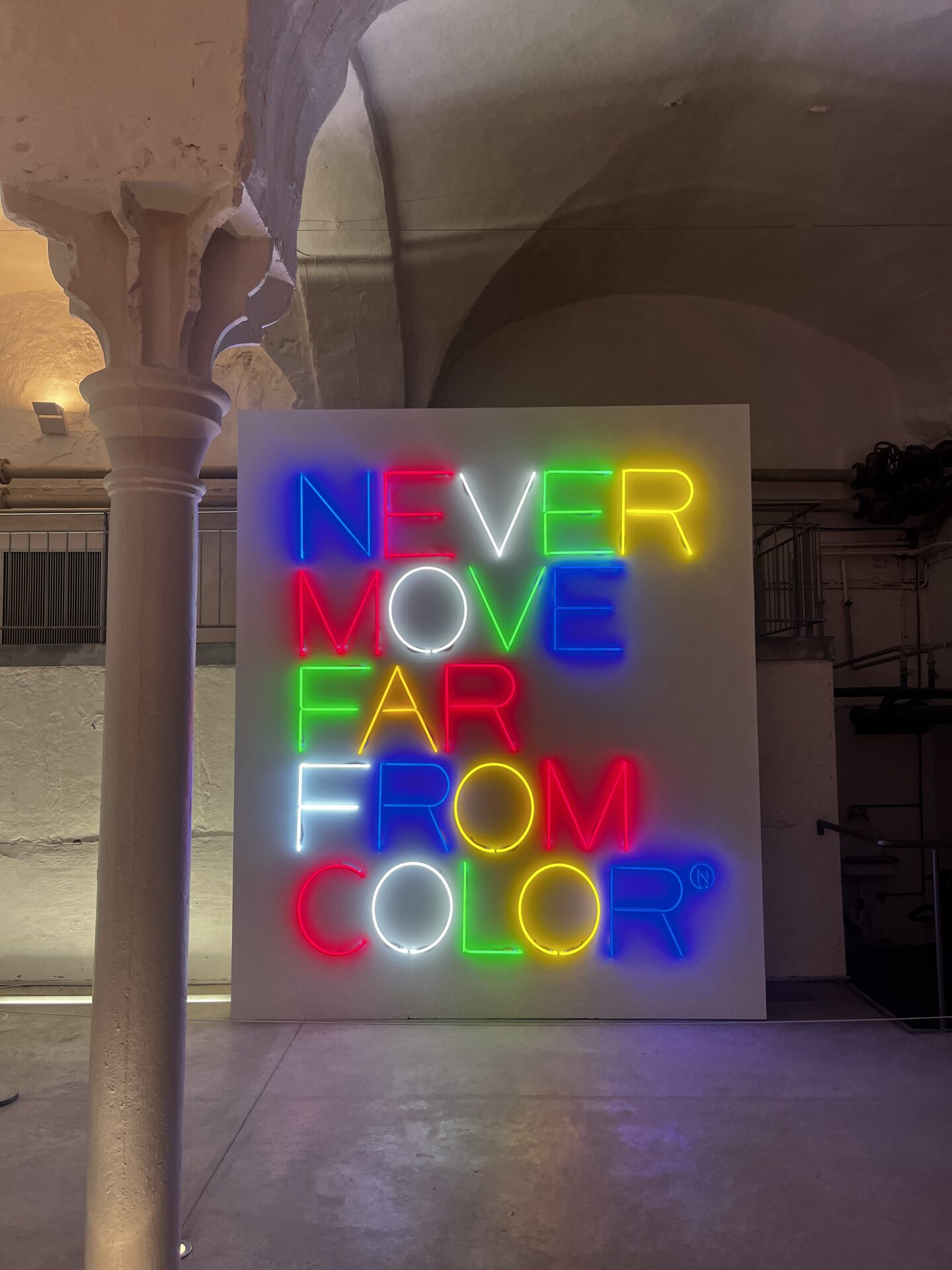 Never Move Far From Color, Maurizio Nannuzzi, bunde Buchstaben aus Neonröhren formen Wörter, klassizistischer Keller, Säulen
