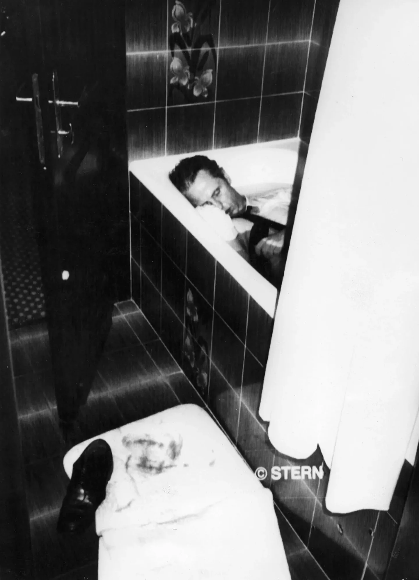 Thomas Demand, der Künstler hinter den täuschenden Fotografien, Uwe Barschel, der Politiker, wurde 1987 tot in einer Badewanne in einem Genfer Hotelzimmer aufgefunden. Das Bild ging als Titelbild des Magazin STERN ins kollektive Gedächtnis ein.
