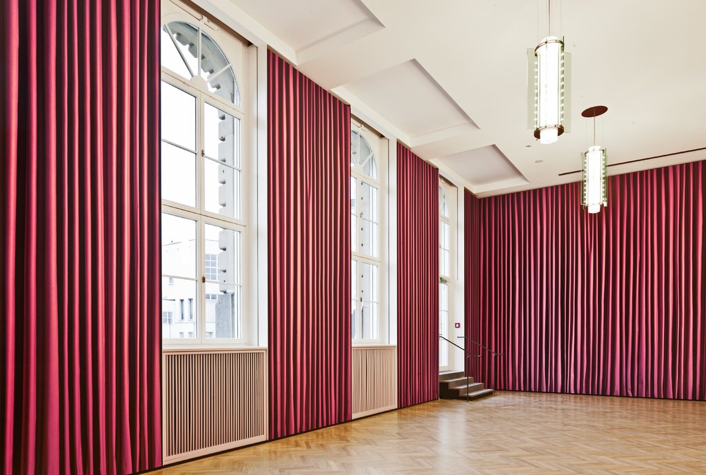 Thomas Demand, der Künstler hinter den täuschenden Fotografien, Vorhang im Städel im Metzler Saal. der Vorhang ist eine Tapet. Die Falen sind in rot täuschend echt dargestellt