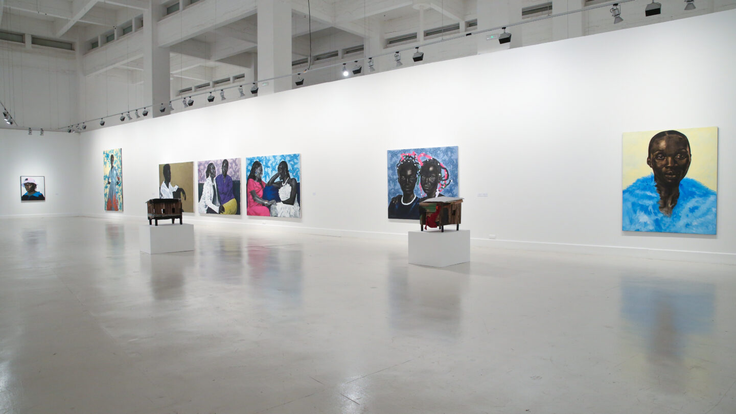 CAC Málaga und die Kunst von Atanda Quadri Adebayo, Ausstellungsansicht, white cube, Porträts von schwarzen Menschen mit farbigen Hintergrund