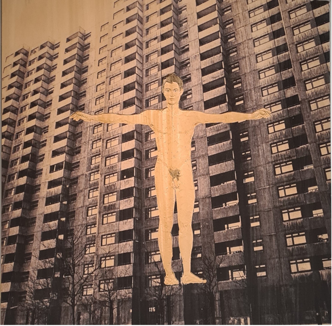 Stephan Balkenhol Zeitfenster. Hochhaus im Hintergrund, Relief eines nackten Mannes aus Holz im Vordergrund, Arme gespreizt
