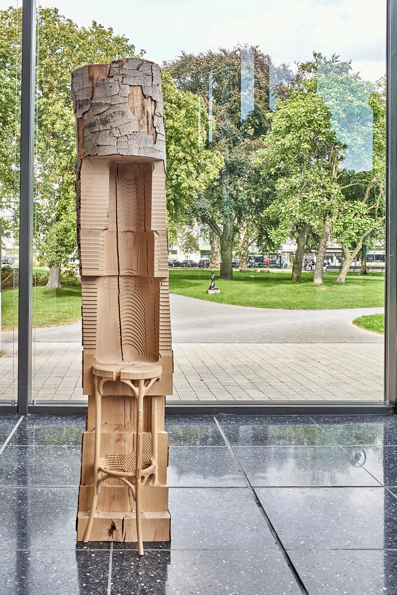 Alicja Kwade, abarstoolisabarstoolisabarstool, 2019, Lehmbruck-Museum, ein Barhocker, der aus einem Baumstamm zur Hälfte heuausgefräst wurde.