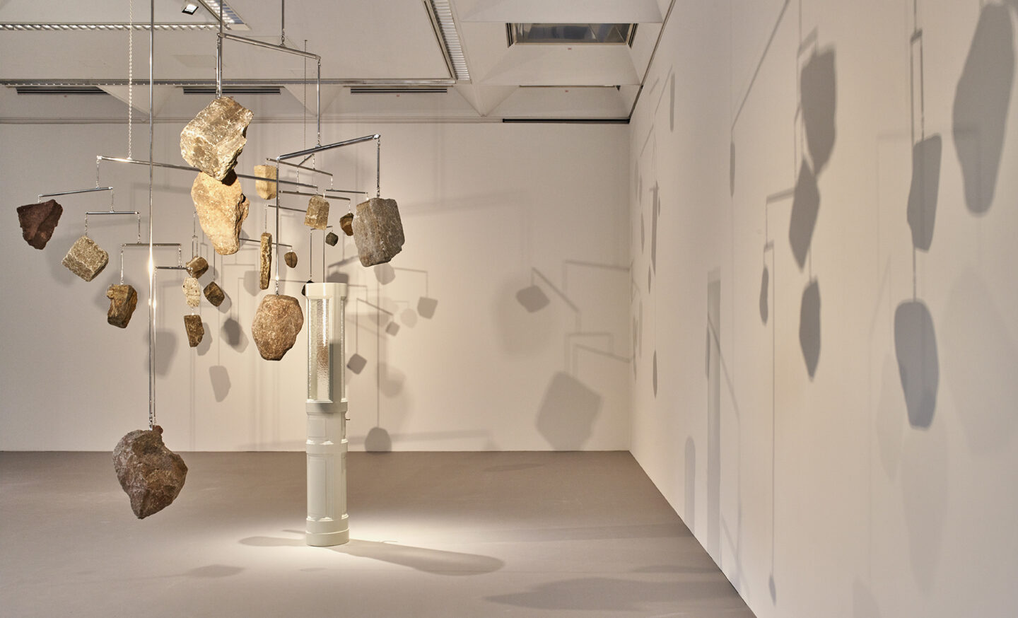 Alicja Kwade, Superheavy Skies, 2022, Lehmbruck-Museum, Mobiles mit Felsbrocken die fein ausbalanciert an der Decke des Museums hängen.