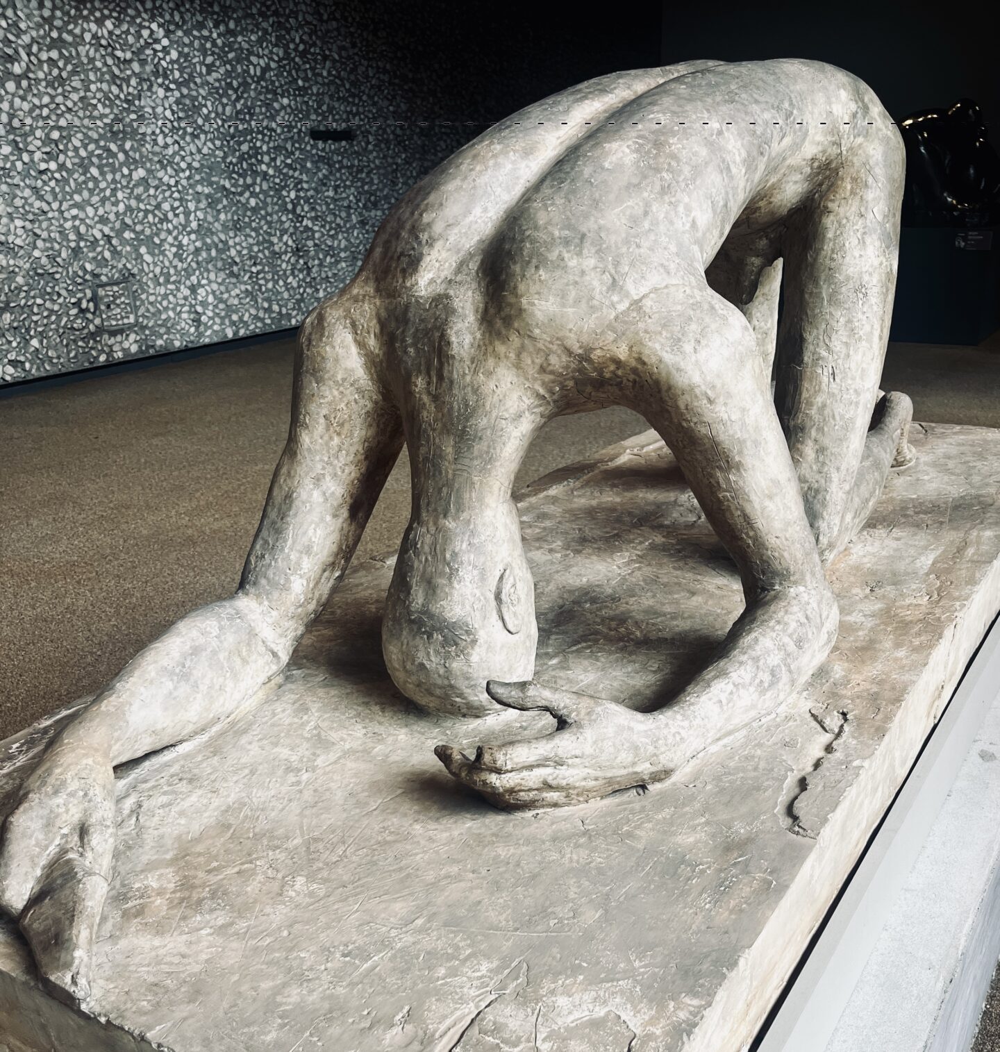 Lehmbruck-Museum, Der Gestürzte von Wilhelm Lehmbruck, Skulptur einer männlichen, nackten Figur, die auf allen Vieren und gebeugt mit gelängten Armen und Beinen und Hals einen qualvollen Eindruck macht.