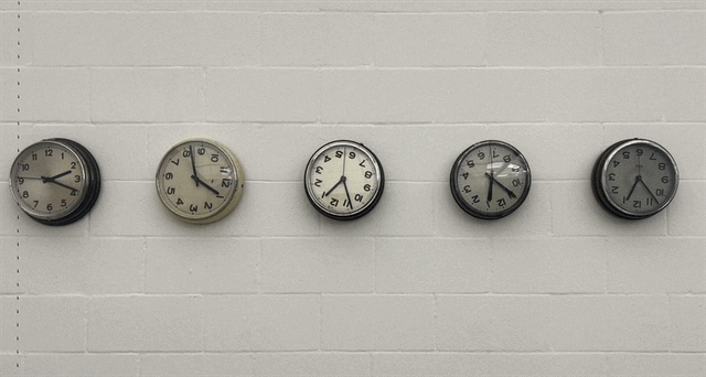 Alicja Kwade, gegen den lauf, die Uhren gehen rückwärts, jede anders, lehmburck-museum
