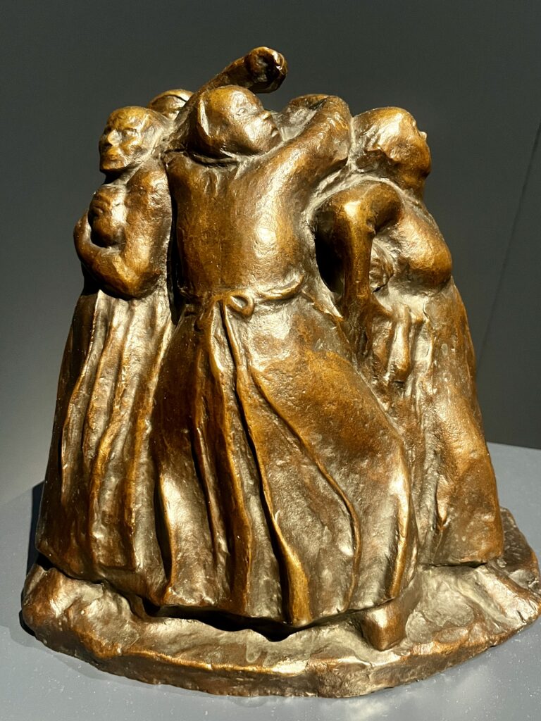 Bronze von Käthe Kollwitz, Turm der Muster, eine Gruppe von Frauen steht im Kreis gedrängt um ihre Kinder zu schützen