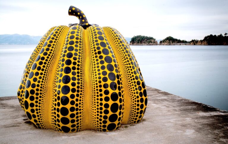 Yayoi Kusama: Punkte die nie aufhören | Was kann Kunst Yayoi Kusama, Kürbis-Skulptur auf der Insel Naoshima, Japan, gelb mit schwarzen Punkten