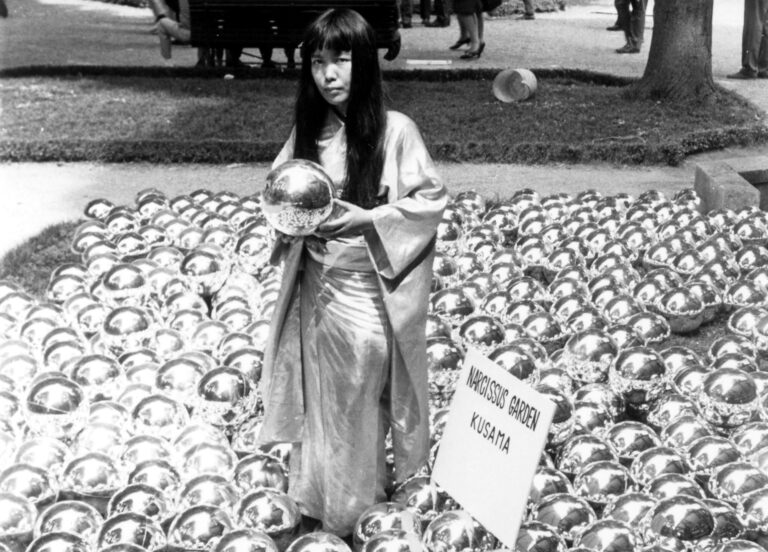 Yayoi Kusama: Punkte die nie aufhören | Was kann Kunst Yayoi Kusama with Narcissus Garden, 1966, installed in Venice Biennale, Italy, 1966silberne Kugeln vor dem Italienischen Pavillon