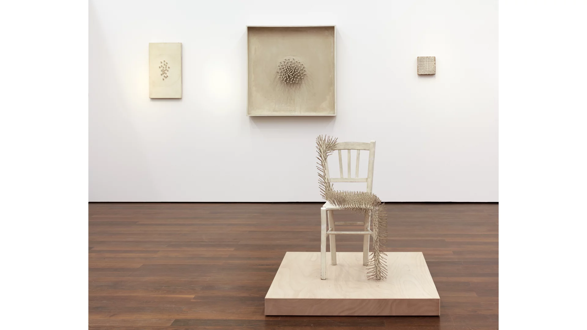 Günther Uecker: Nagelkünstler, Weltreisender, stiller Poet | Was kann Kunst Ausstellungsansicht Günther Uecker.
Die Verletzlichkeit der Welt, Stahl mit Nägeln, Bild mit Nägeln