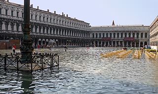 Venedig: kurzer Reiseführer einer Kunstbegeisterten | Was kann Kunst Acqua Alta auf der Piazza
